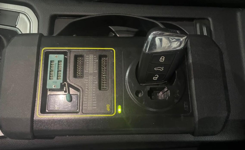 Làm chìa khóa xe VW MQB bằng máy đọc lỗi ô tô Launch X431 IMMO