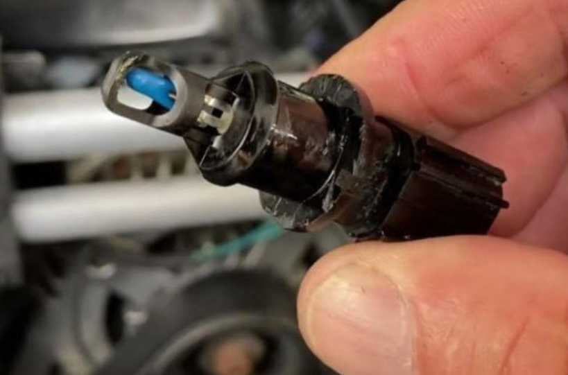Dirty and contaminated intake air temperature sensors causing P007B fault code