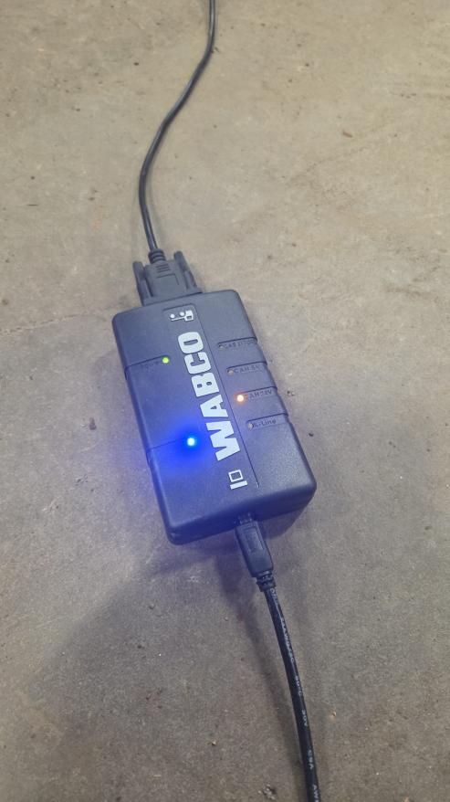 24V CAN yellow light flashing on WABCO diagnostic tool