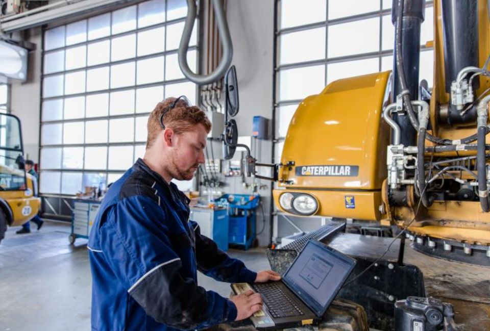 CAT ET diagnostic verification of MID 122 CID 0269 FMI 03 after checking the Caterpillar excavator sensor power and wiring harness